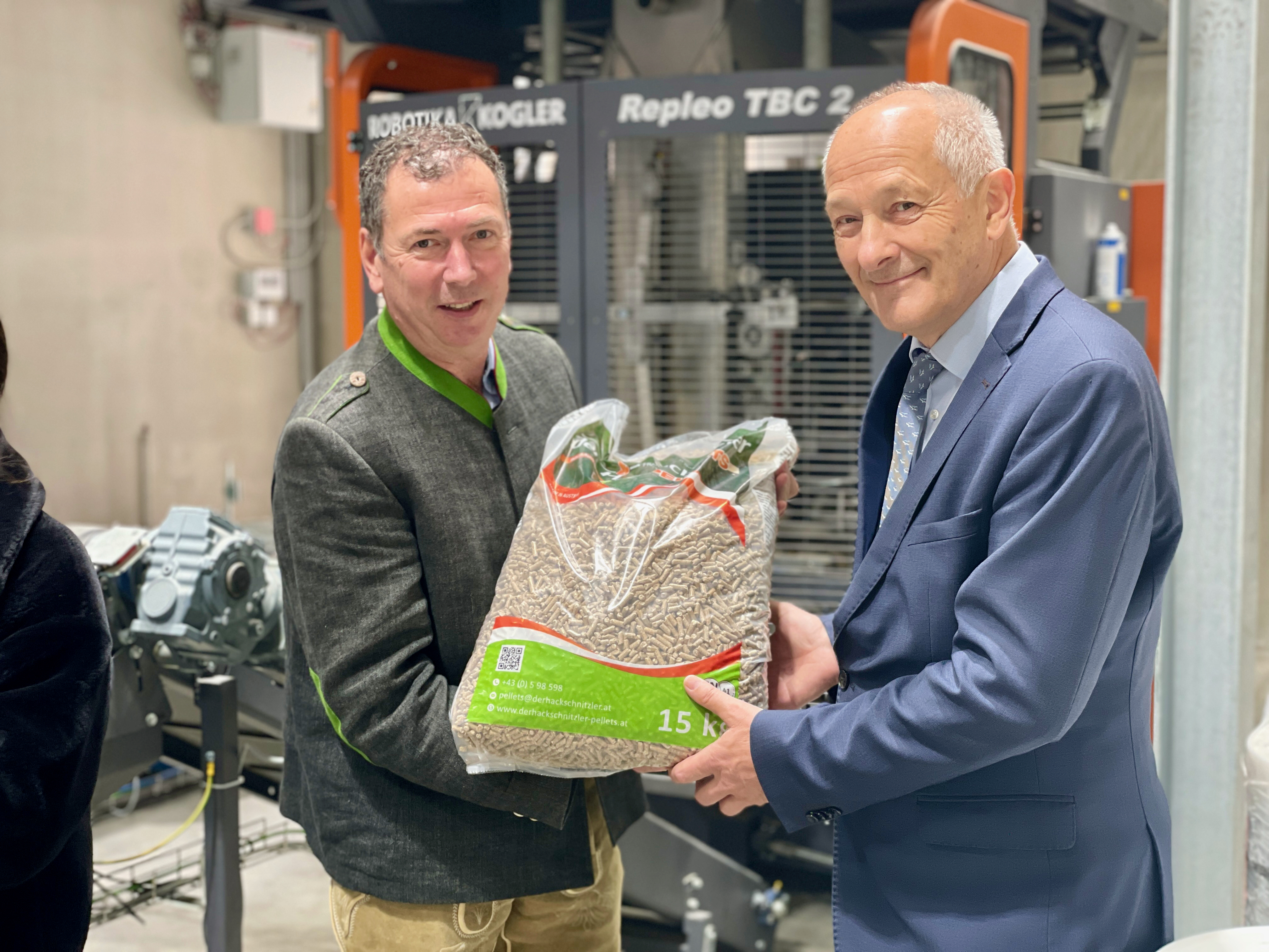 Franz Moser und Christian Rakos mit einem Sack Pellets | &copy; proPelletsAustria